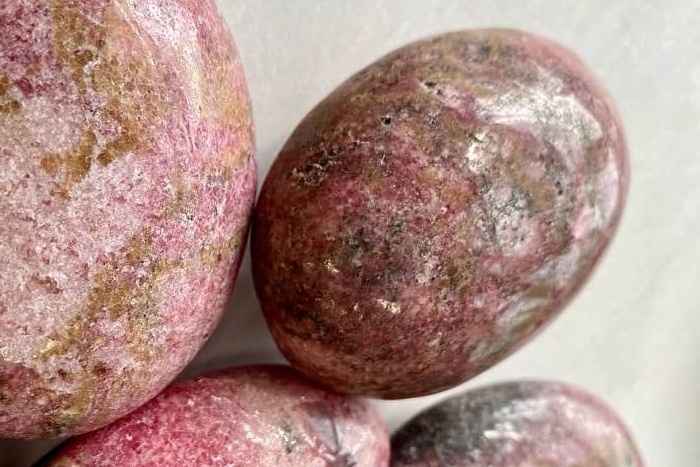 #камни-талисманы для привлечения денег: родонит