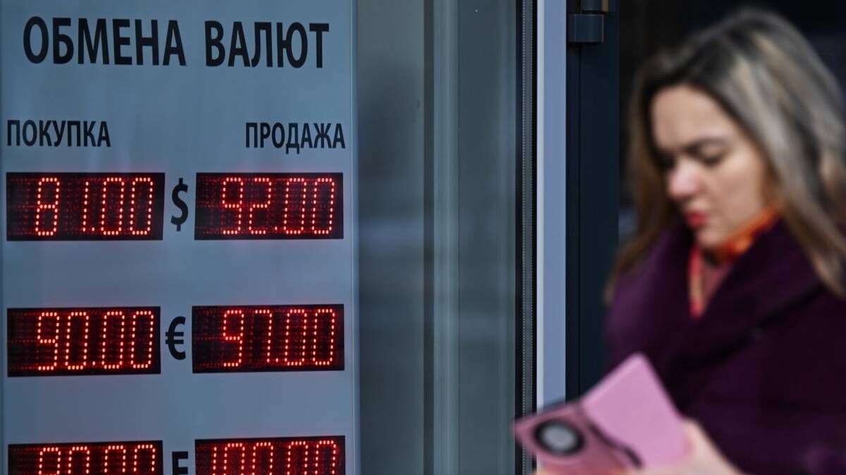    Перед покупкой валюты лучше позвонить в банк и выяснить, когда и где можно будет поменять доллары / Фото: Пелагия Тихонова / РИА Новости