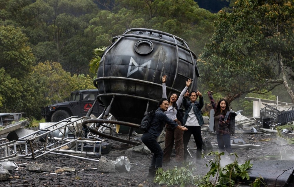     Кадр со съемок 2 сезона сериала «Монарх: Наследие монстров» / Фото: соцсети Apple TV+