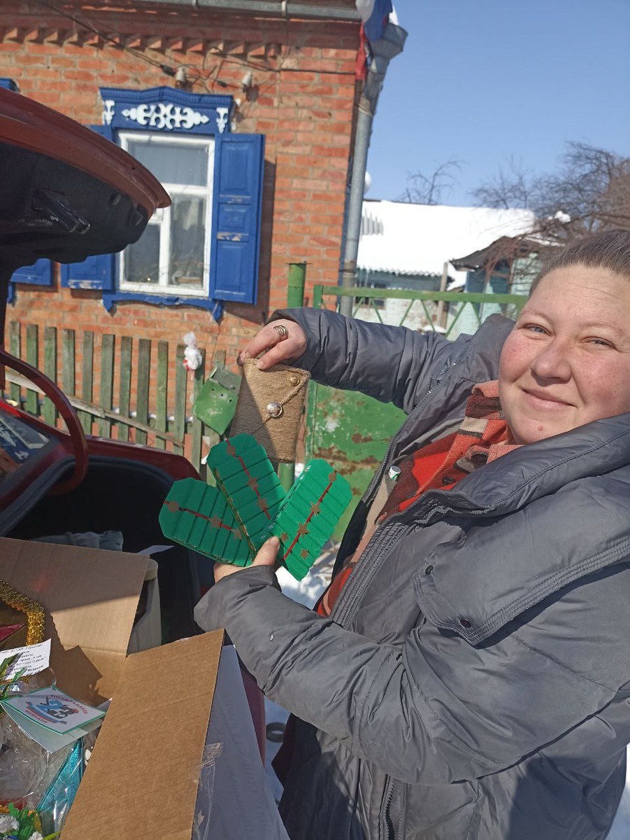 Подарки всех мастей для защитников. В руках, между прочим, шоколадки.