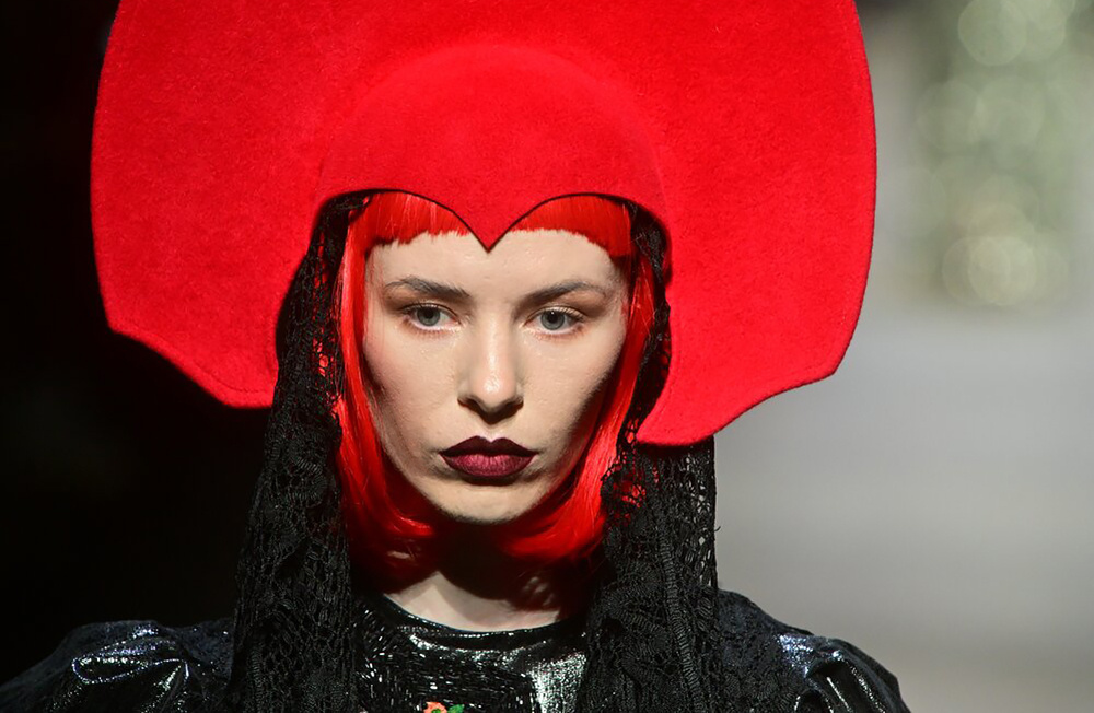 На фото: показ коллекции Московского художественно-промышленного института (МХПИ).    
 Фото: Сергей Киселев/АГН «Москва»📷    В Москве подошла к концу неделя моды – одно из самых значимых событий фэшн индустрии. Продемонстрировать свои работы приехали не только именитые дизайнеры, но и начинающие модельеры. Участие в показах приняли более 180 брендов из 27 регионов России. Среди них — Якутск, Махачкала, Екатеринбург, Улан-Удэ. Помимо большого количества региональных брендов, были представлены ЮАР, США, Испания, Таджикистан, Индия, Китай и ряд других зарубежных стран. Модные образы Московской недели — в фотогалерее BFM.ru.