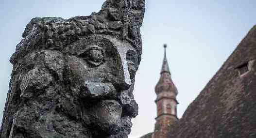 Памятник Владу Дракуле в Сигишоаре