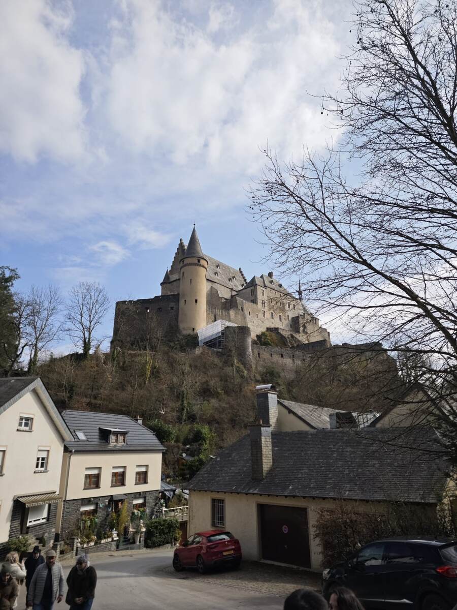 Замок Вианден горделиво возвышается над окрестностями