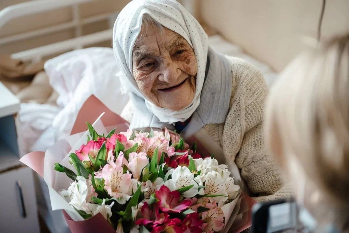    Глава Курской области навестил в больнице 101-летнюю суджанку Ольгу Михайловну Минченко