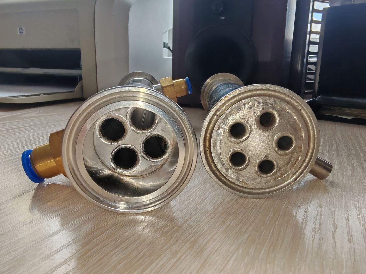 Сравнение холодильников AISI 304 (слева) и AISI 201 (справа).