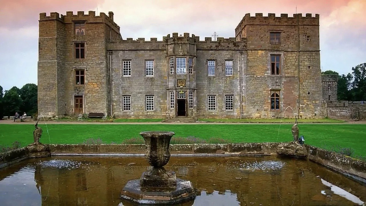 Замок Чиллингем. Замок был построен в конце XII века и первоначально включал в себя только дозорную башню. В начале XIII века Чиллингем перешёл в собственность семьи Грей. В 1298 году, во время кампании против Уильяма Уоллеса, замок посетил король Эдуард I Длинноногий. Он ночевал на последнем уровне башни, в помещении, где специально для короля сделали в стенах окна. С тех пор это помещение носит название Комната Эдуарда I.