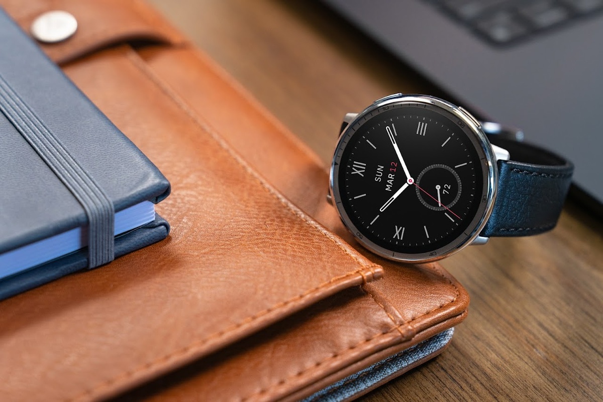    Стальные умные часы Amazfit Active 2R поступили в российскую розницу