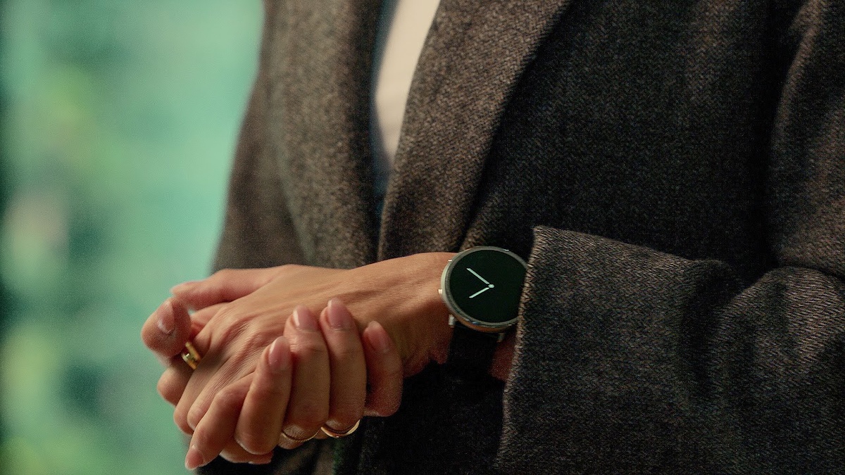    Стальные умные часы Amazfit Active 2R поступили в российскую розницу