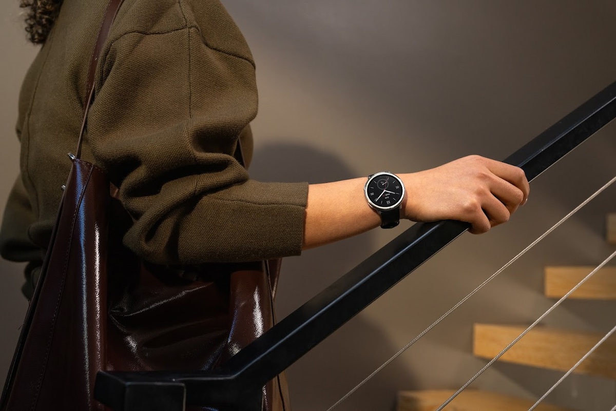    Стальные умные часы Amazfit Active 2R поступили в российскую розницу