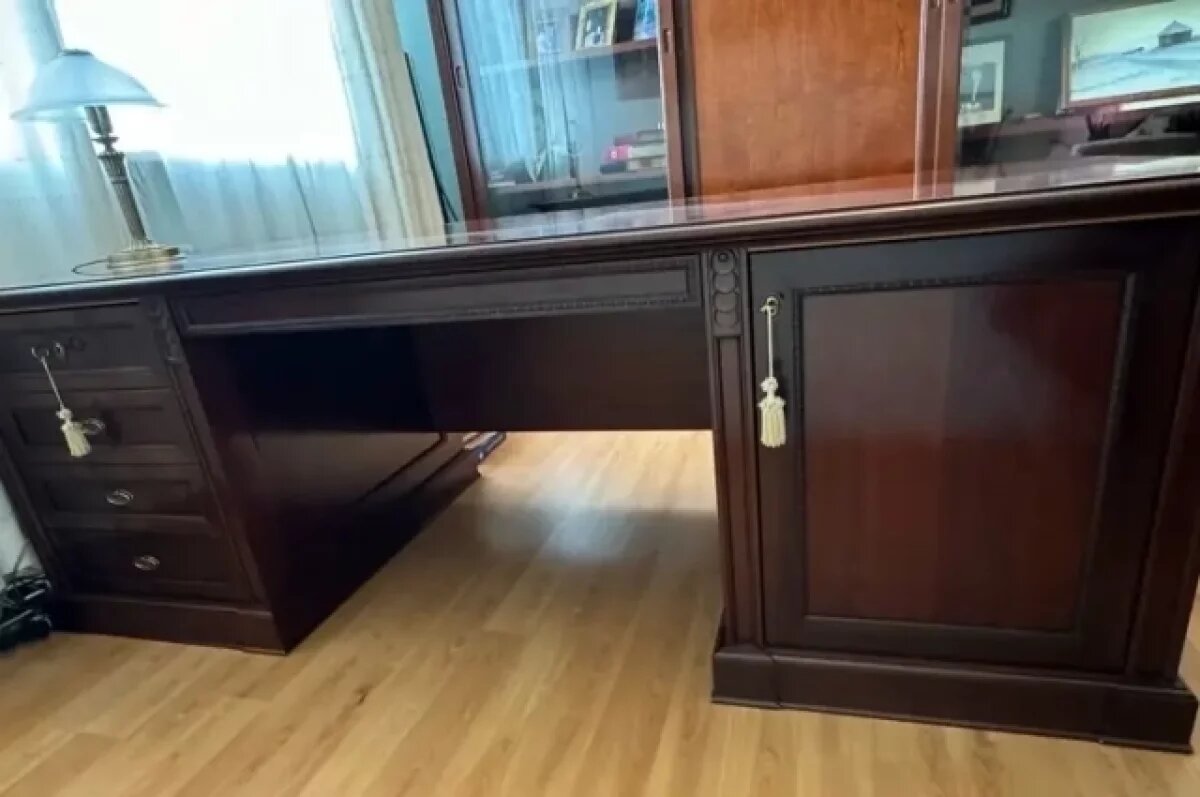    Цель продажи стола - прежде всего сохранить и передать историю.