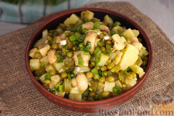 картофель, грибы маринованные, огурцы маринованные, лук репчатый, горошек зелёный консервированный, масло растительное, соль, перец чёрный молотый