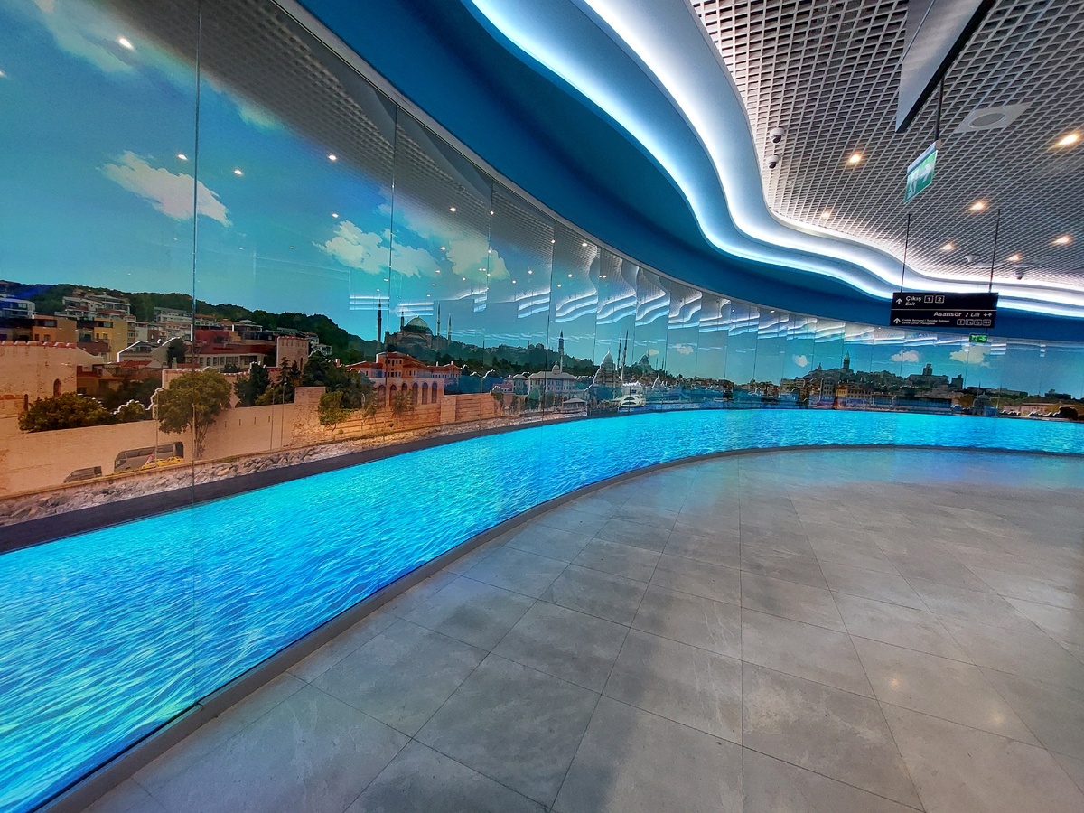 Панорама города в переходе в метро Стамбула