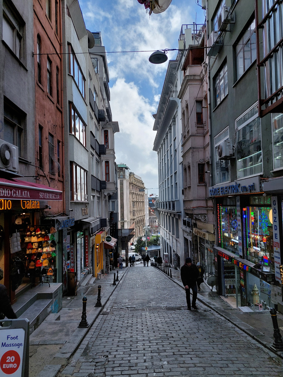очень крутой спуск к отелю от метро со стороны Галатской башни