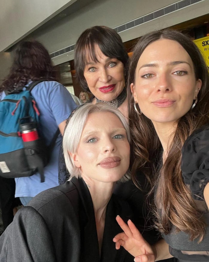 Джулия Фокс, Галина Логинова и Настасья Попов на съёмках фильма