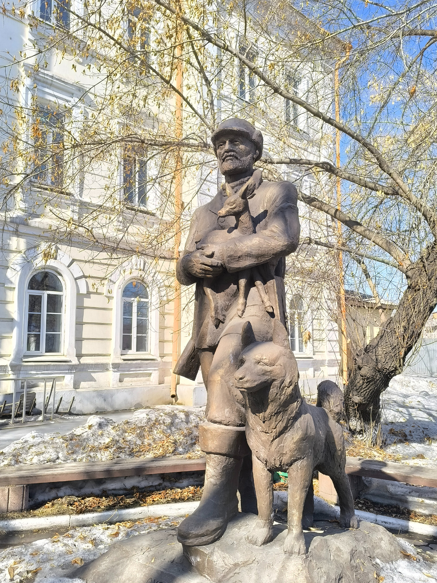 Памятник охотнику был открыт 26.05.2023 перед Днём охотоведения. Последняя суббота мая считается неофициальным праздником выпускников факультета охотоведения, и все охотоведы стараются приехать в этот день в Иркутск – на факультет, вечером для них проводится концерт. По информации сотрудника музея охотоведения Алексея Зырянова. (© Анна, «Маяк энерджайзера»)