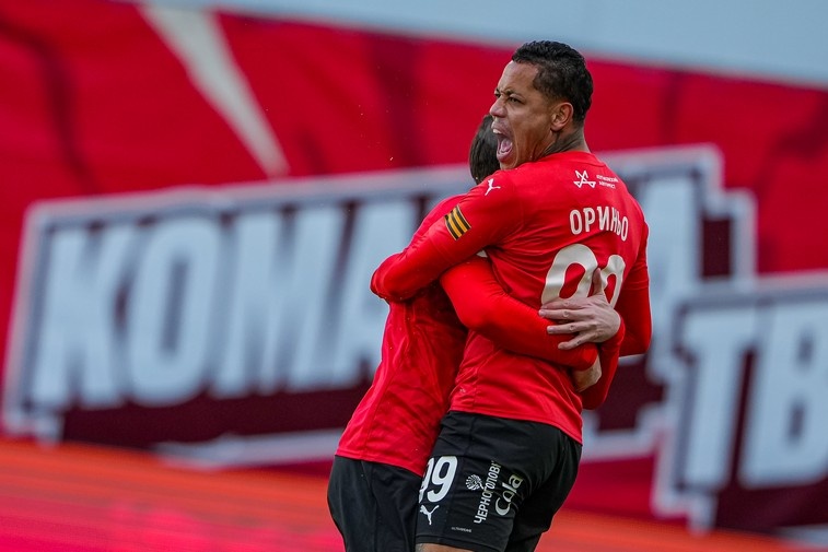 Защитник "Химок" Ориньо (справа). Фото ФК ХИМКИ 