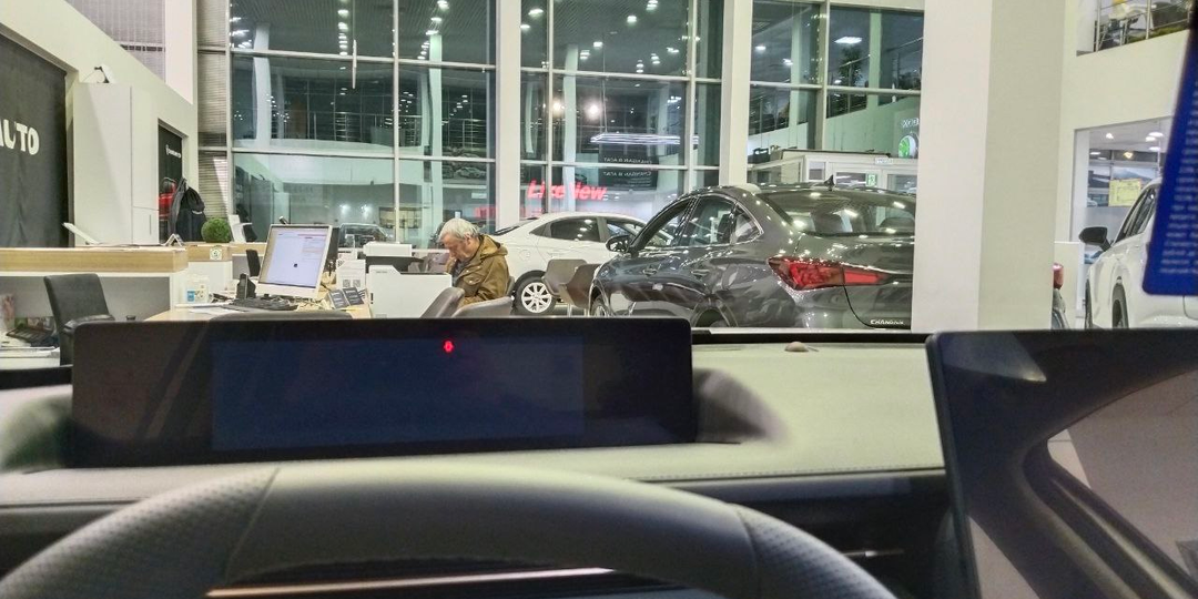 Дилеры в кризисе: персонал отправляют в отпуск, автосалоны продают. Дилерскому бизнесу в РФ приходит конец?