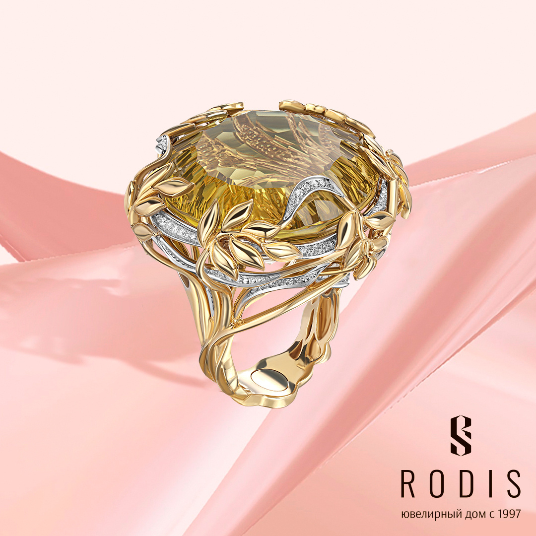 Внушительный размер кольца "Каменный цветок" позволяет назвать его по-настоящему роскошным и подходящим для коктейльных приемов. Оливковый кварц в центре композиции завораживает игрой света, которая начинается с нежных золотистых лучей и постепенно раскрывается темными оливковыми оттенками. Кольцо дополнено вставками бриллиантов, которые поддерживают геометрию ювелирной композиции и растительного орнамента, что усиливает общее впечатление от украшения.