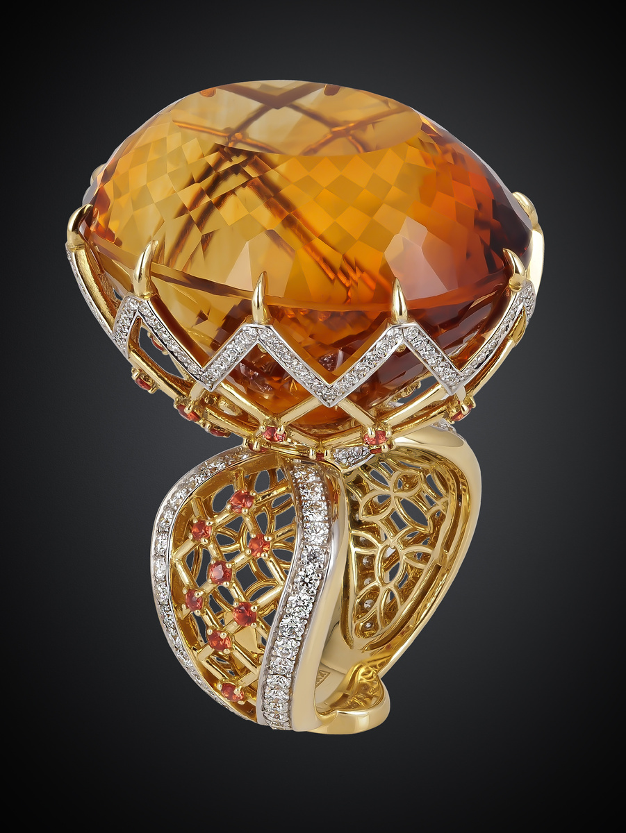 Ювелирный дом RODIS, кольцо «Созвездие дракона» — настоящее произведение ювелирного искусства. В центре композиции расположен крупный цитрин, окруженный изящными узорами из жёлтого золота 750-й пробы.

Цитрин, известный как камень счастья и успеха, излучает теплое сияние. Разноцветные блики бриллиантов, отражаясь, создают эффект звездного неба, объединяя отдельные элементы в настоящую карту созвездий. Оранжевые сапфиры гармонично дополняют композицию, подчеркивая природную красоту цитрина.