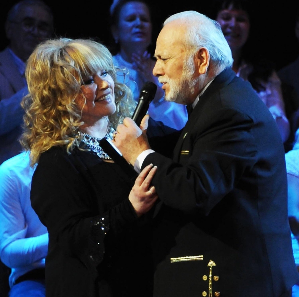    Алла Пугачева и Бедрос Киркоров на съемках программы "ДОстояние РЕспублики" в 2012 годуPersonastars