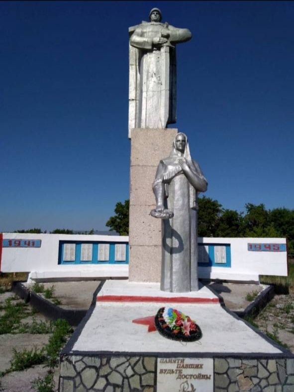 Вот такой памятник, высотой 10 метров, с поименными списками погибших установлен в селе Новосимбирка.