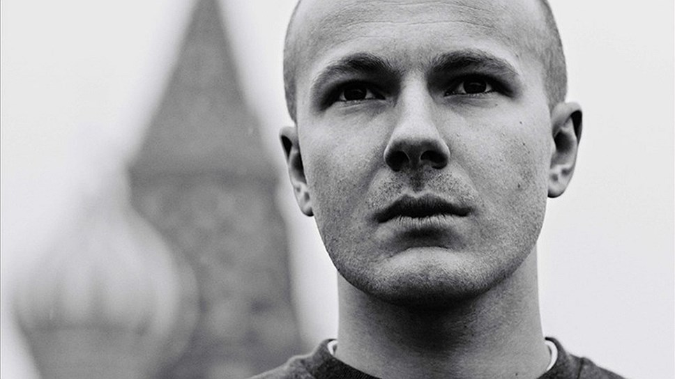 Гоша Рубчинский на фоне Кремля