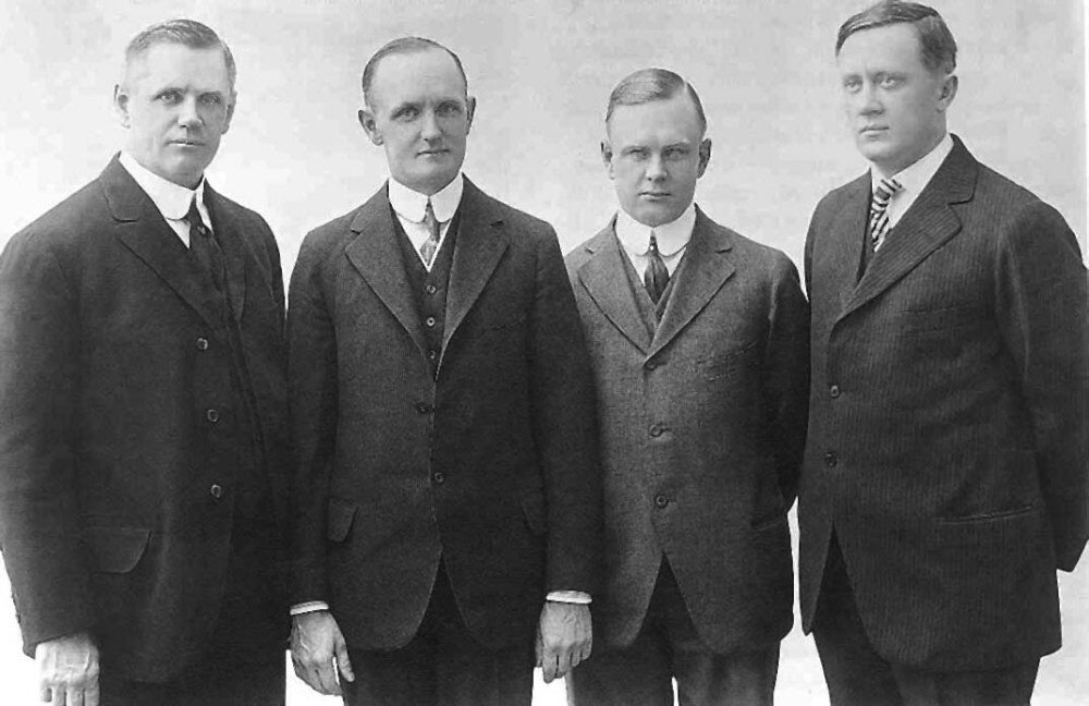 Уильям Харли и Артур Дэвидсон (Arthur Davidson), братья Артура — Уолтер и Уильям Дэвидсоны