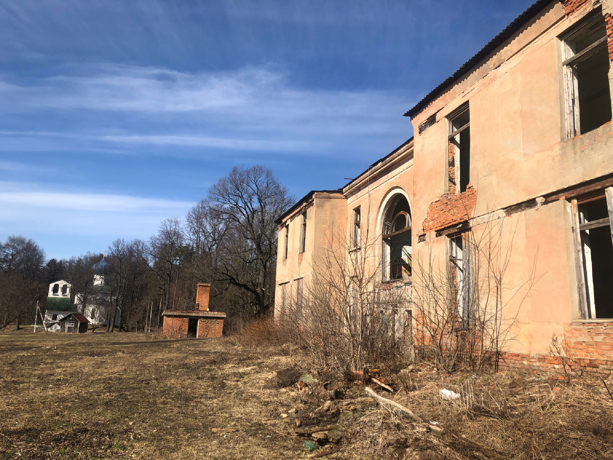 Осташёво. Бывший клуб и дом культуры справа. Вид на храм