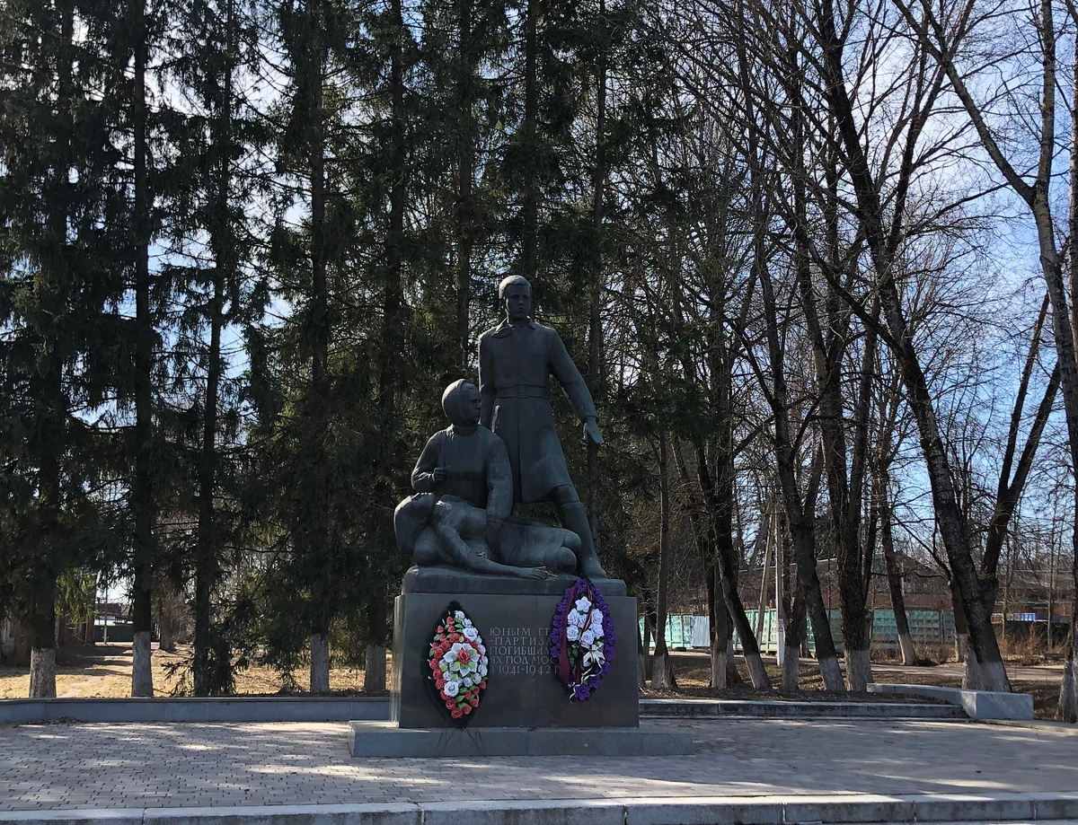 Памятник юным героям - партизанам в селе Осташёво