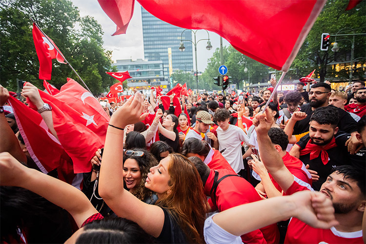    Во второй половине дня в Турции, как сообщают местные издания, начались протесты против задержания руководства города. Пока — мирные.   
Фото: © Christoph Soeder/ dpa/ www.globallookpress.com