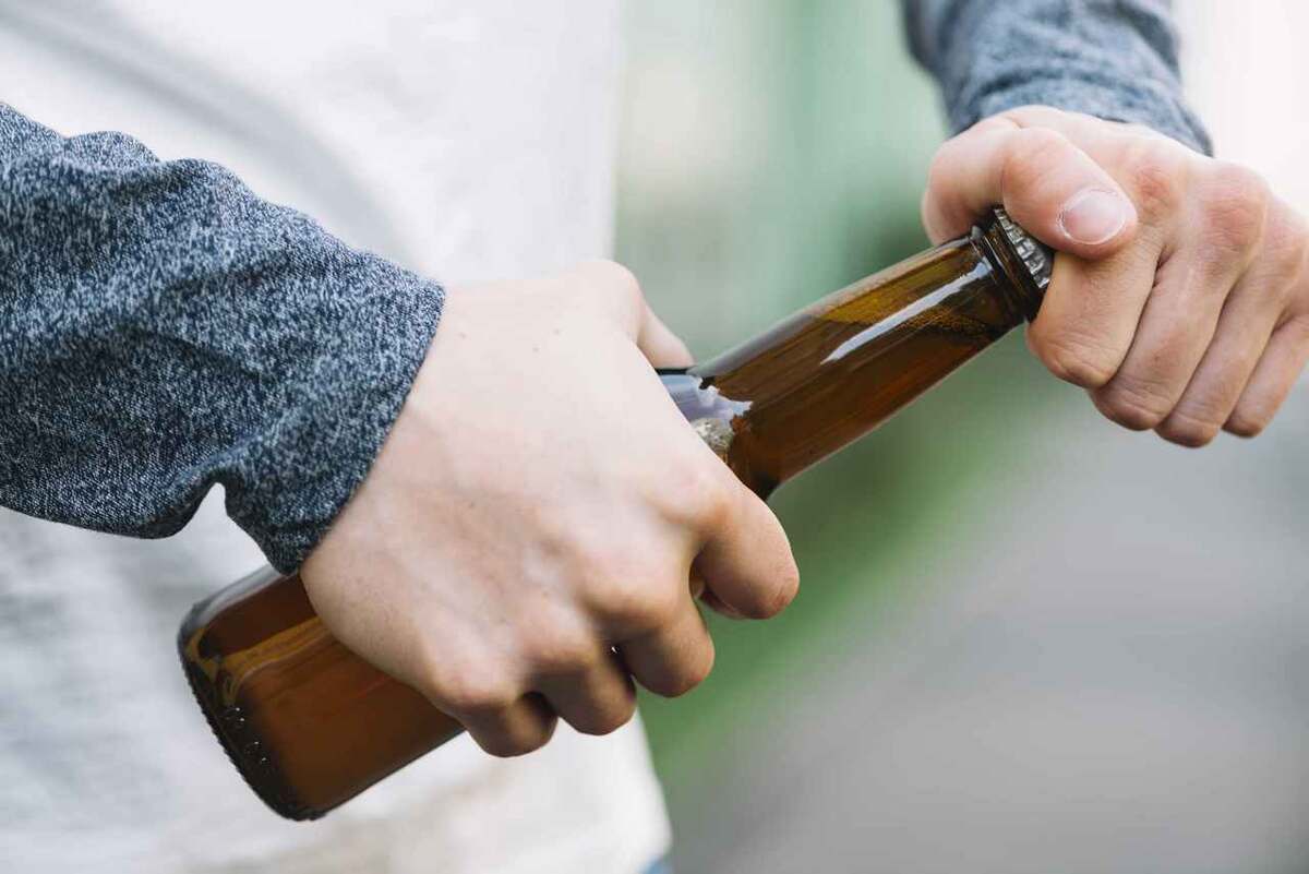    Курянка, продавшая 16-летнему подростку коньяк и вино, предстанет перед судом