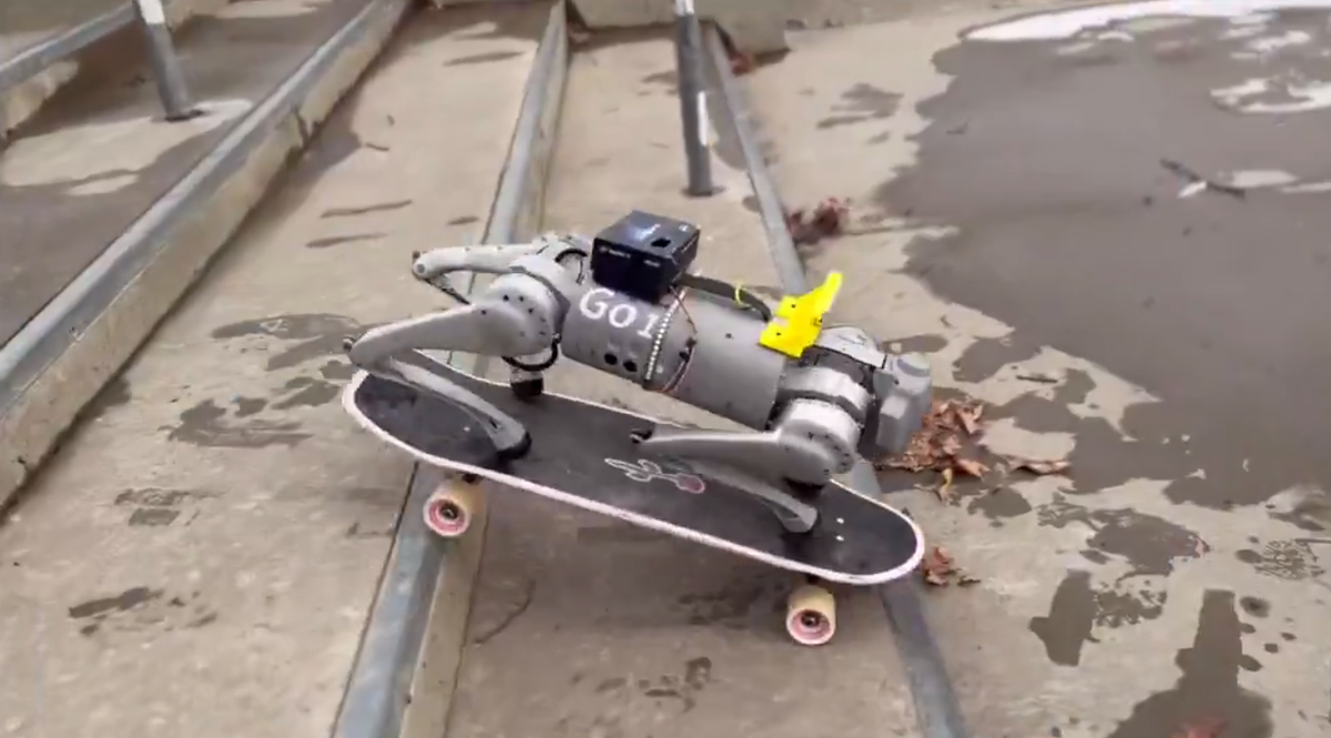 Исследователи из University of Massachusetts Amherst и University of Michigan научили робопса кататься на скейте, 2025 год.