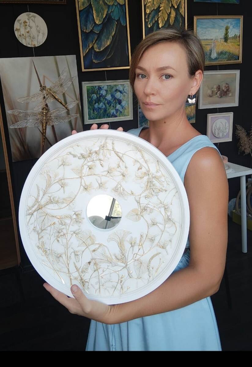 Ольга Бузмакова - автор интерьерных картин и барельефов.