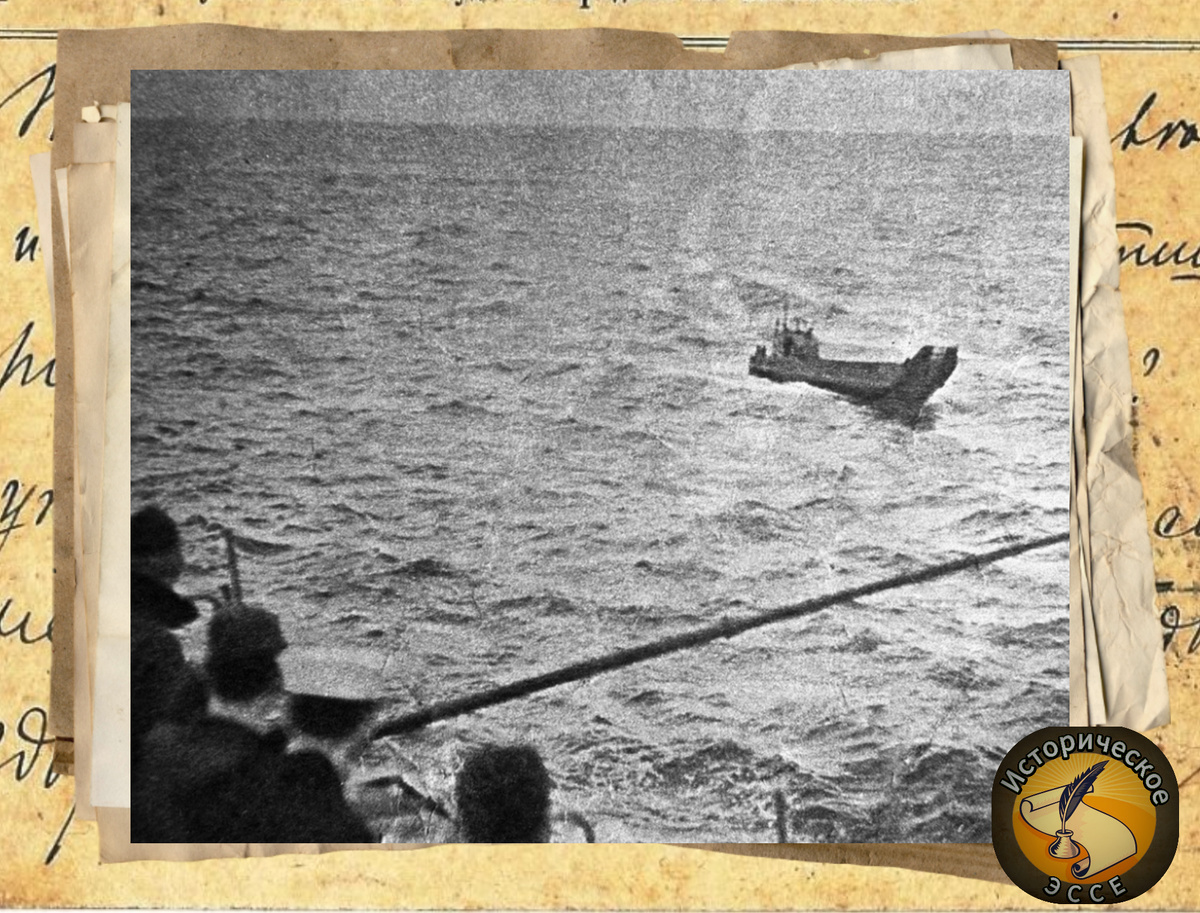 Авианосец подошёл к барже.