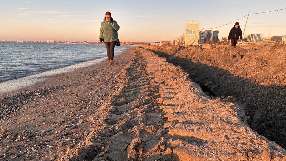    Жители Анапы на городском пляже после уборки нефтепродуктов. Автор фото: Максим Григорьев / ТАСС