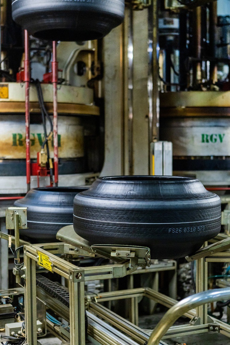 В 2026 г. планируется выход на полную мощность в 2,4 млн покрышек в год.