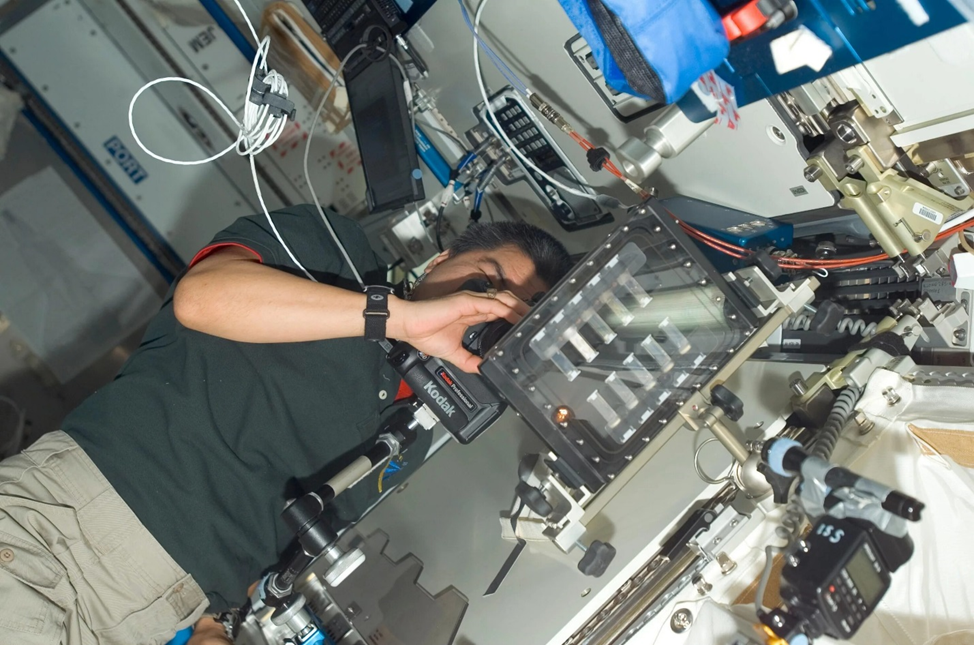 Астронавт проводит эксперимент по физике жидкости на МКС. Фото: nasa.blog.com