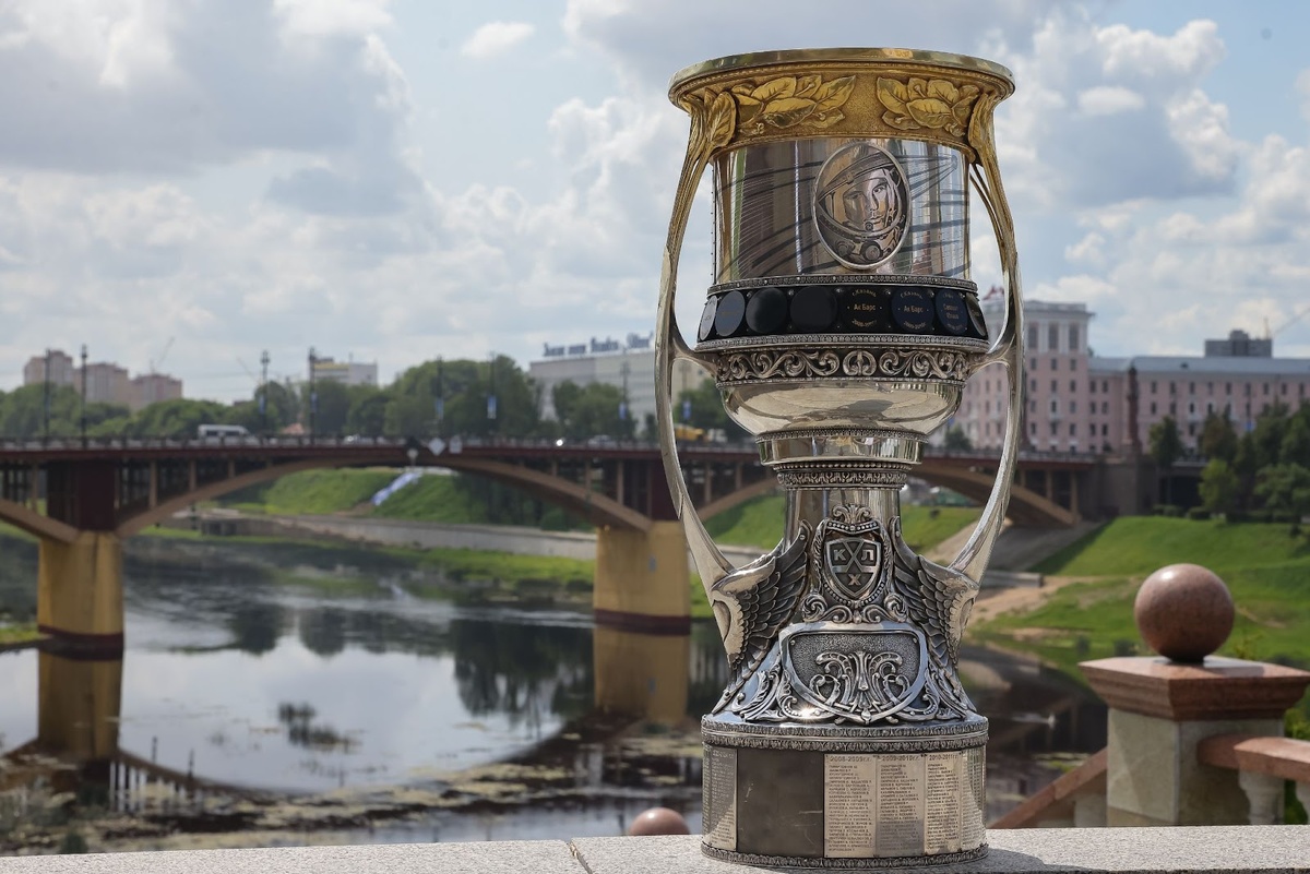 Трофей изготовлен в единственном экземпляре и весит 19 кг. Чаще всего у кубка отрываются ручки, а чаша страдает от ударов половника, если в нее что-то наливают