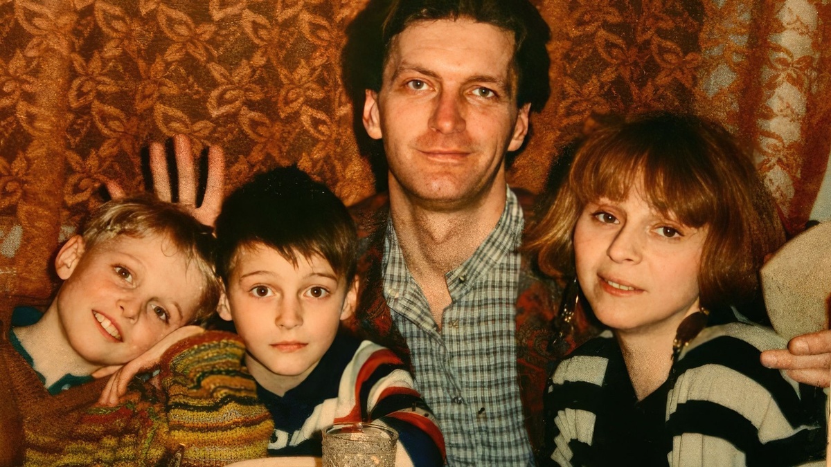 Иван в детстве с родителями