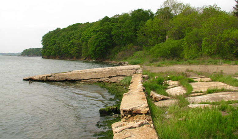 Остатки бетонных оснований, маневренных площадок и спусков в воду – это всё, что сегодня осталось от гидроаэродрома «Океанская Западная».