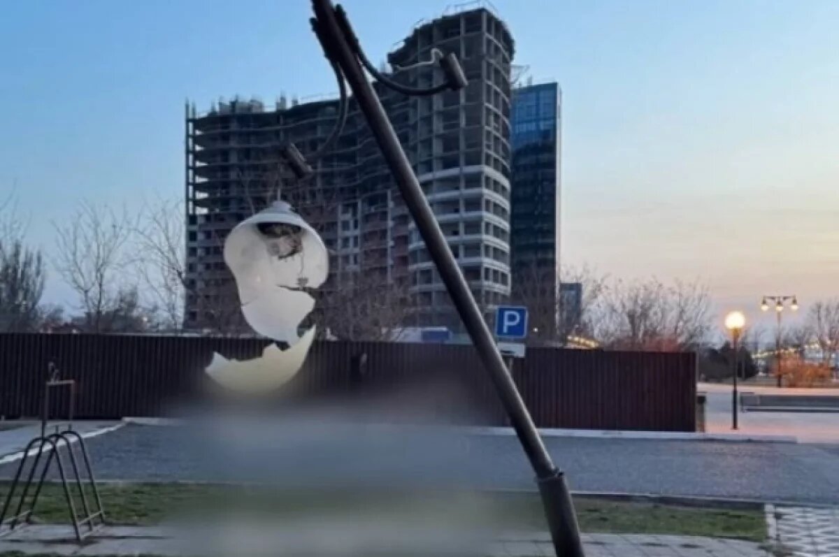    В Астрахани мигрант сбил фонарь и скрылся места ДТП