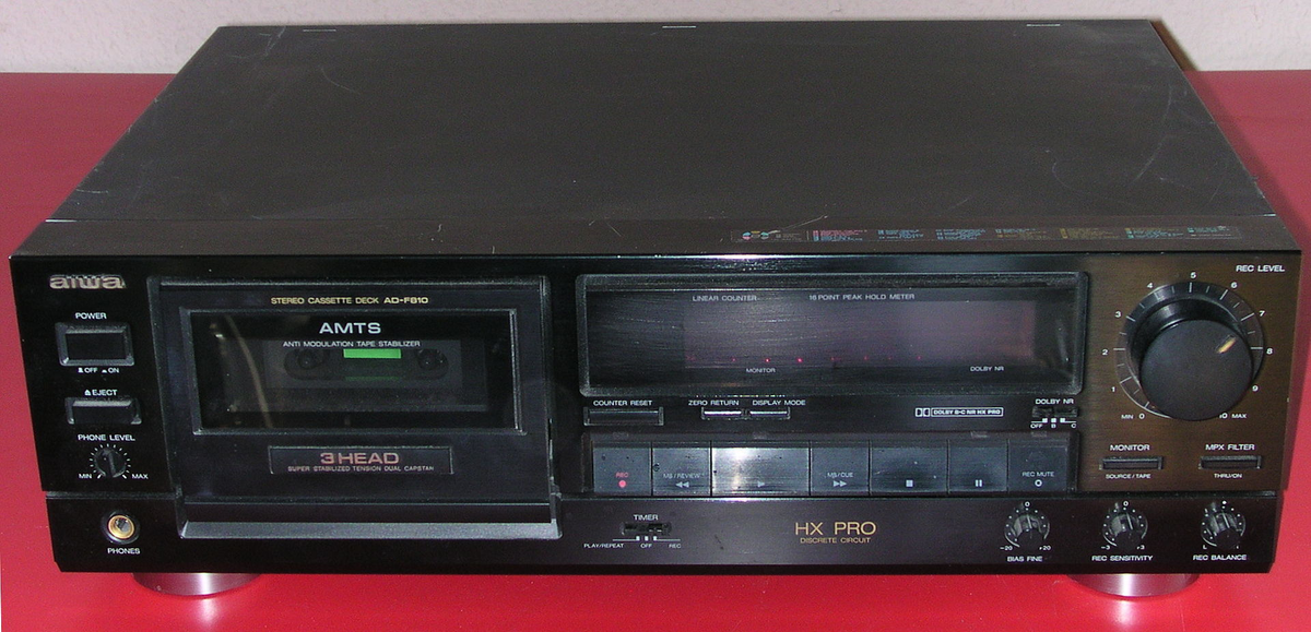 Кассетная дека AIWA. Фото: Википедия