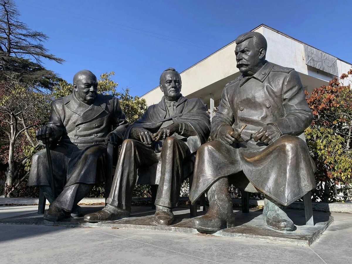 Памятник лидерам "большой тройки" Иосифу Сталину, Франклину Рузвельту и Уинстону Черчиллю в посёлке Ливадия (Крым), автор Зураб Церетели. Фото взято с ресурса Яндекс.Картинки 