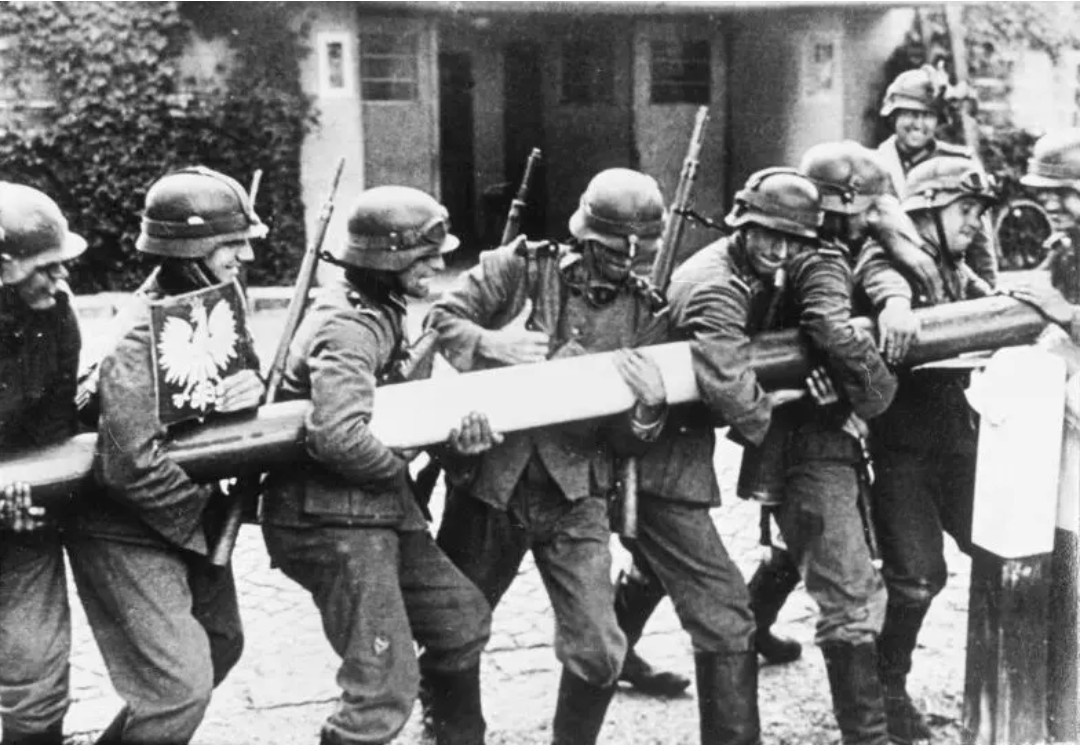 Немецкие солдаты "прорывают" границу Польши 1 сентября 1939 года. Фото с сайта Большая Российская энциклопедия 