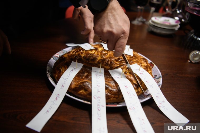 ...и традиционный сладкий пирог. В нем прячут мори (бусину или монету), а затем делят на две части. Фото: Илья Московец © URA.RU