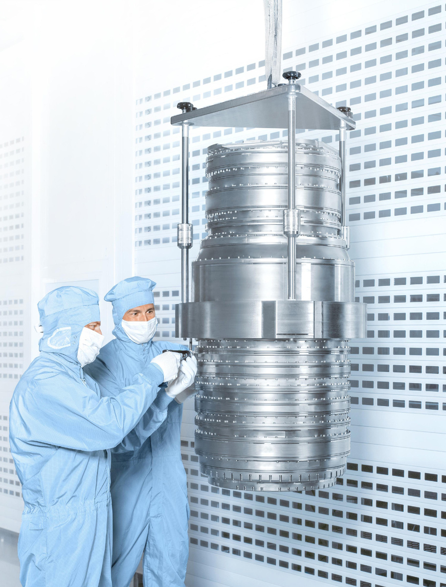 Оптическая колонна с линзами DUV фотолитографа. Изображение: ZEISS