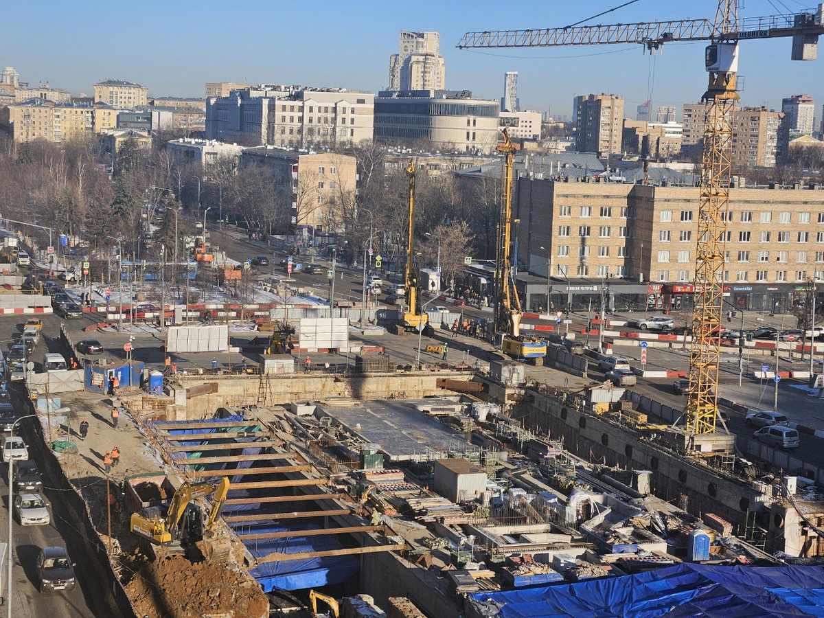 📷 1.1: Буровые установки перемещены в зону строительства пересадки. С их помощью будет выполняться обуривание котлована, в котором затем будут возводиться монолитные конструкции пересадочного коридора.