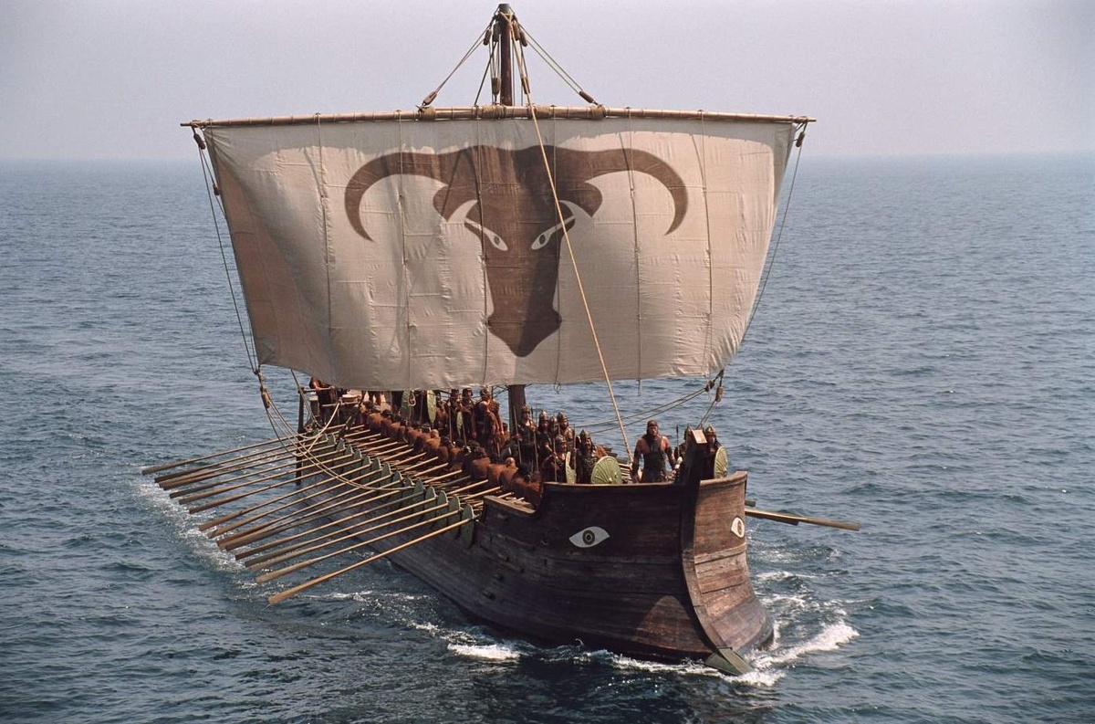 Классика античного треростроения.