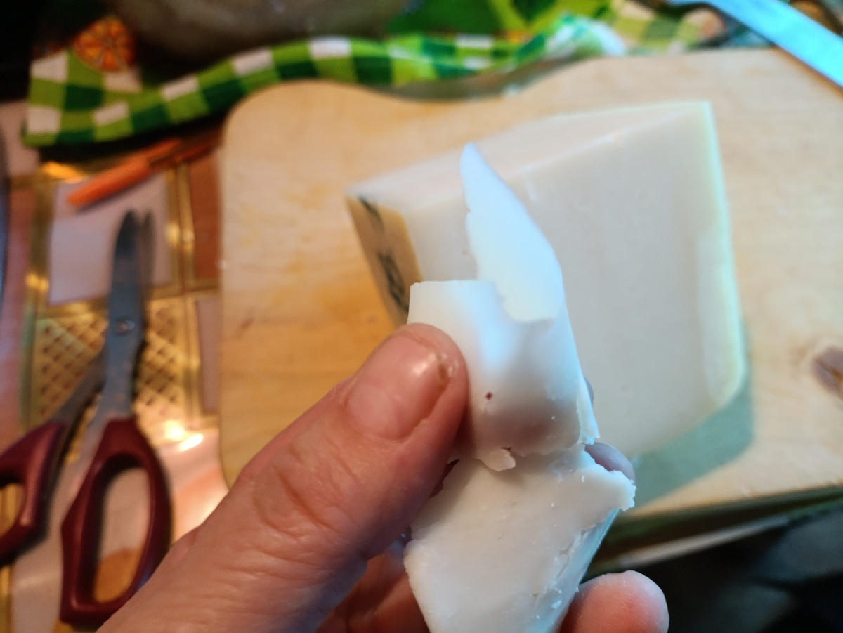 Итальянский классический козий сыр, месяца, пока пластичный.