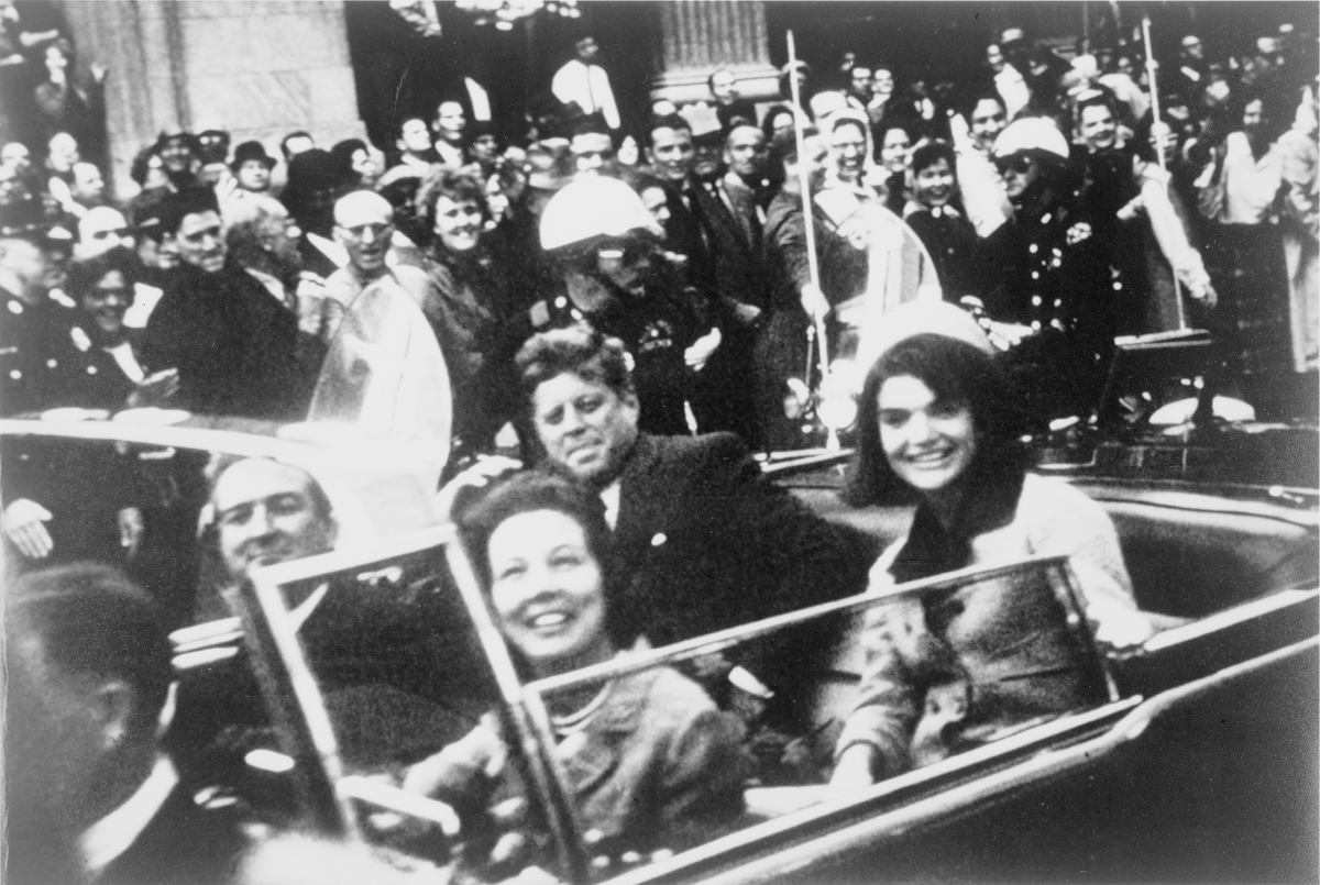 https://ru.wikipedia.org/wiki/Кеннеди,_Джон_Фицджералд#/media/Файл:John_F._Kennedy_motorcade,_Dallas_crop.png